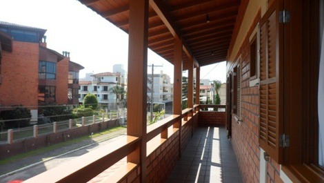 CASA GRANDE EM INGLESES 06 QUARTOS PARA 16 PESSOAS