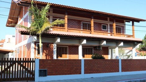CASA GRANDE EM INGLESES 06 QUARTOS PARA 16 PESSOAS