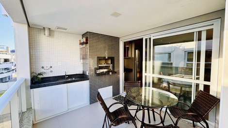 Luxurious apartment with 3 bedrooms, swimming pool, games room 200m from the sea.