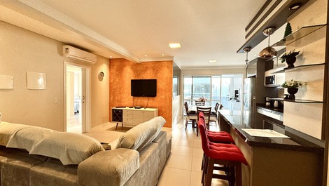 Luxurious apartment with 3 bedrooms, swimming pool, games room 200m from the sea.