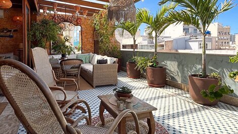 Charmosa cobertura com decoração mediterrânea