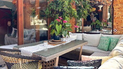 Charmosa cobertura com decoração mediterrânea