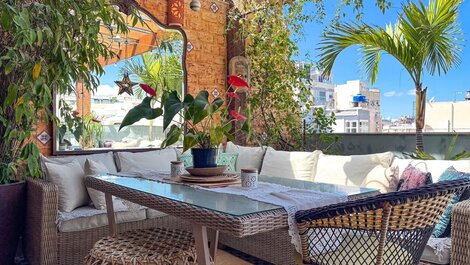 Charmosa cobertura com decoração mediterrânea