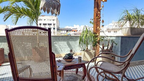 Charmosa cobertura com decoração mediterrânea