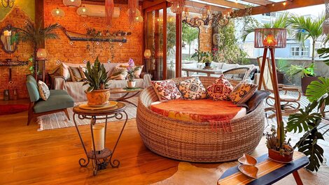 Charmosa cobertura com decoração mediterrânea