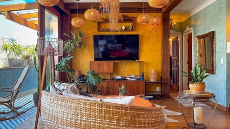 Charmosa cobertura com decoração mediterrânea