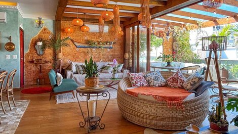 Charmosa cobertura com decoração mediterrânea