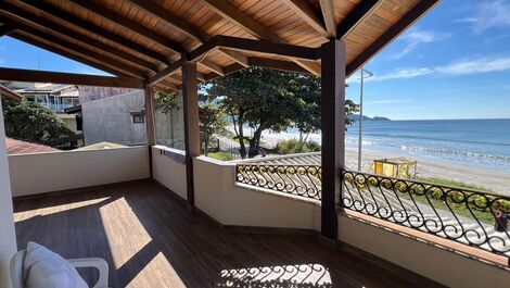 😍 Linda Casa Frente Mar em Bombas – Bombinhas/SC 🌊