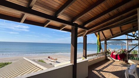 😍 Linda Casa Frente Mar em Bombas – Bombinhas/SC 🌊