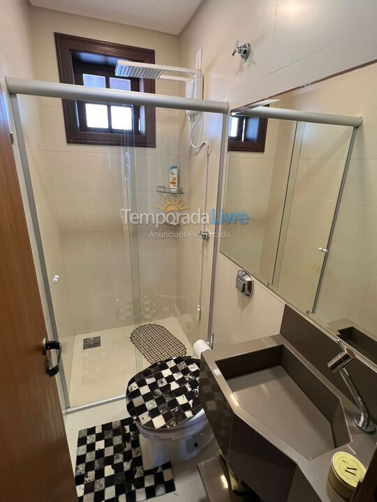 Casa para aluguel de temporada em Bombinhas (Praia de Bombas)