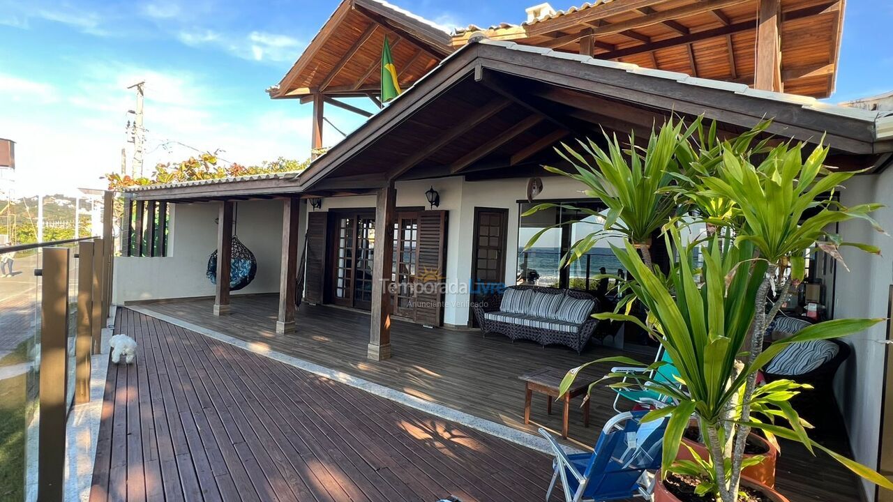 Casa para aluguel de temporada em Bombinhas (Praia de Bombas)