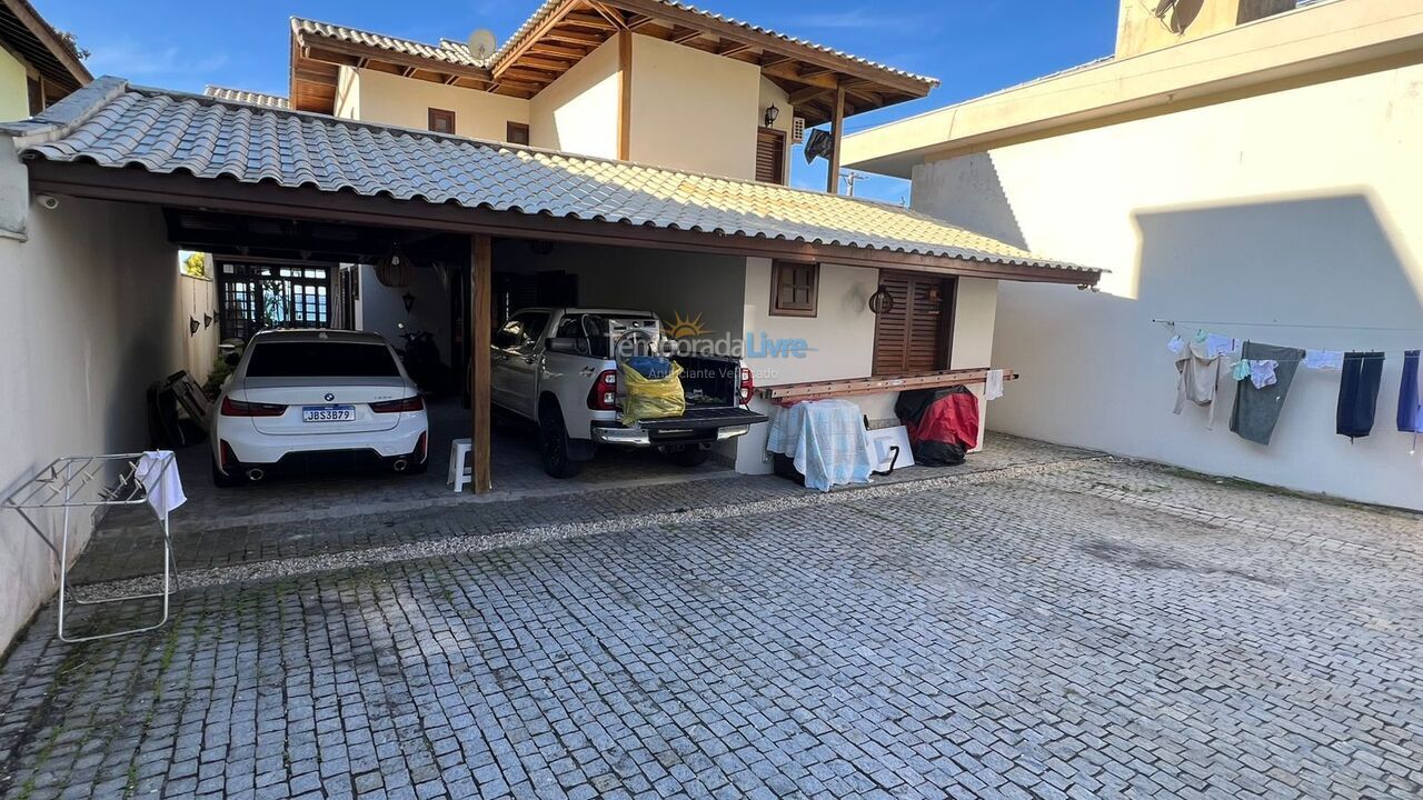 Casa para aluguel de temporada em Bombinhas (Praia de Bombas)