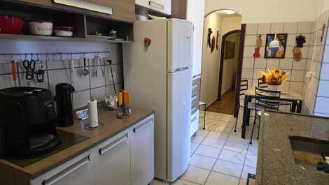 Cozinha + mesa de café e corredor para quartos