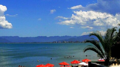 Praia bem do lado da nossa casa!