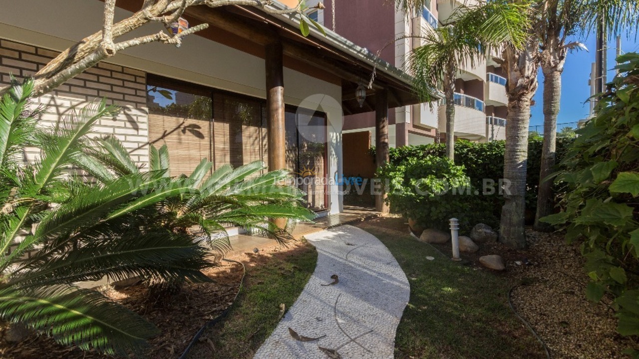 Casa para aluguel de temporada em Bombinhas (Praia de Canto Grande Mar de Fora)