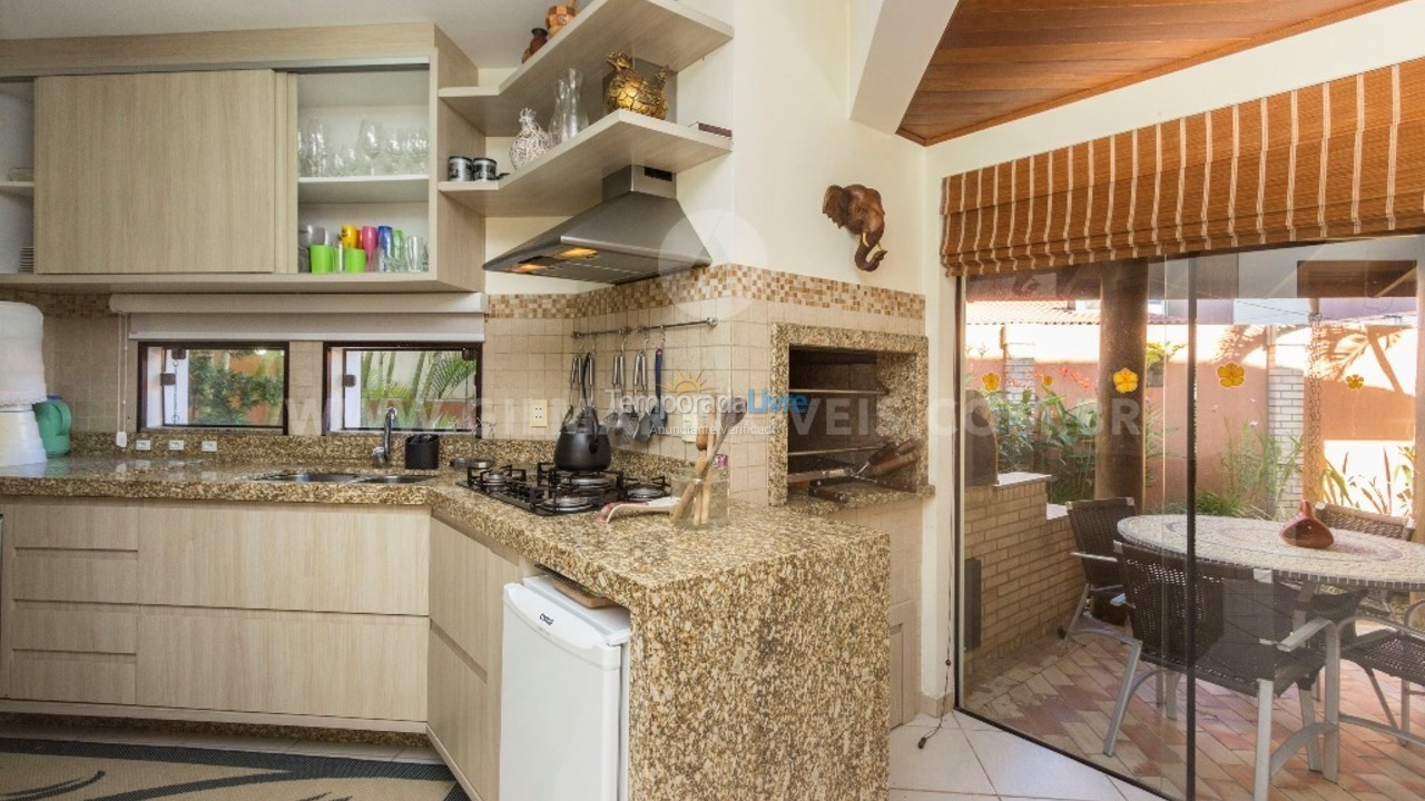 Casa para aluguel de temporada em Bombinhas (Praia de Canto Grande Mar de Fora)