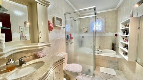 Banheiro com banheira