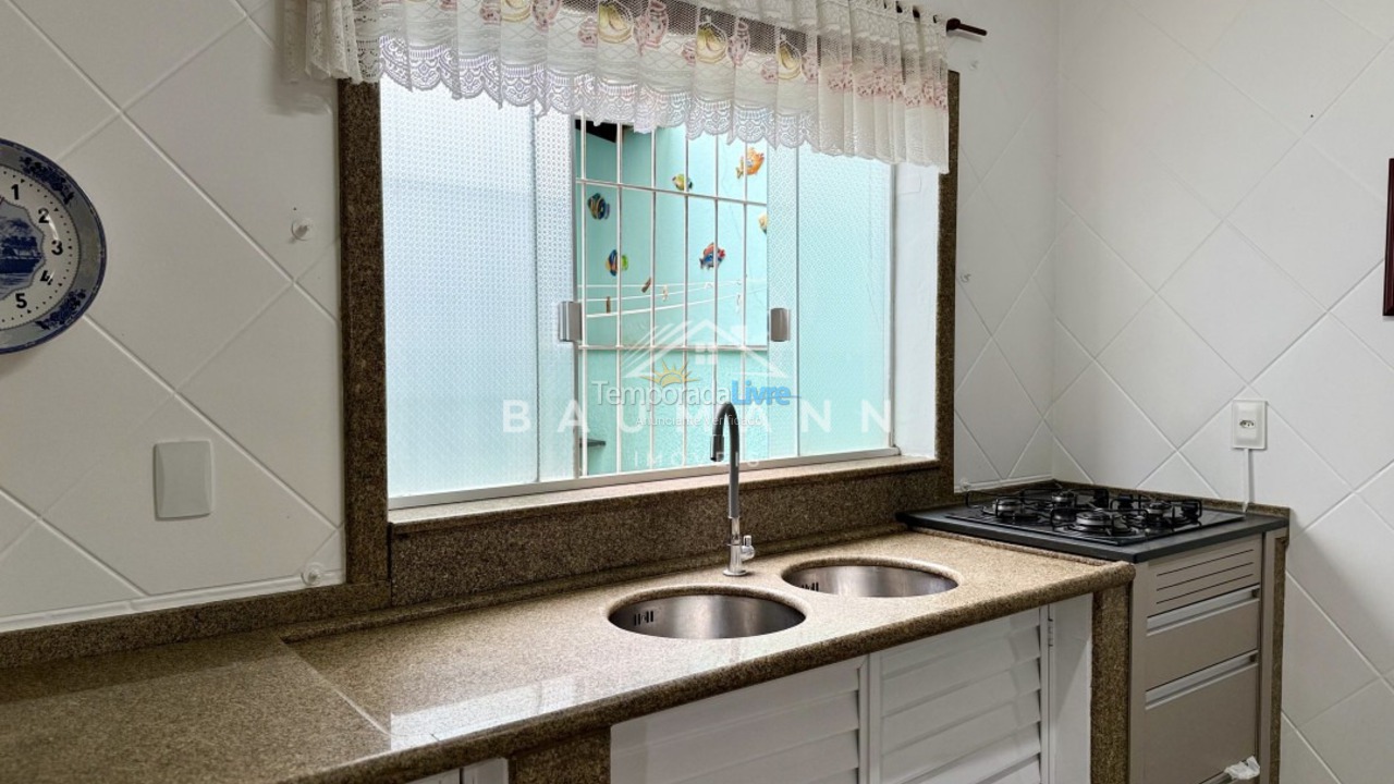 Casa para aluguel de temporada em Bombinhas (Praia de Bombas)