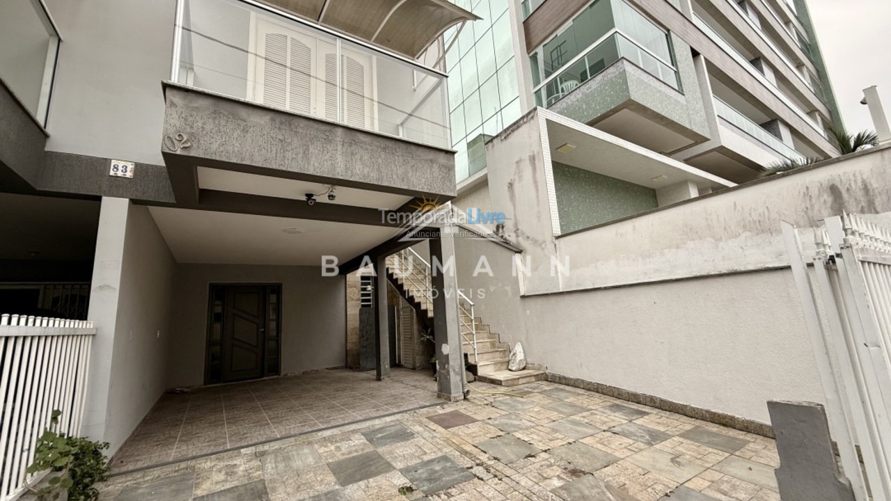 Casa para aluguel de temporada em Bombinhas (Praia de Bombas)