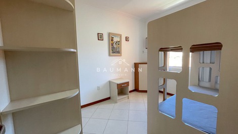 Apartamento na Praia de Bombas, aproximadamente 230 m do mar.