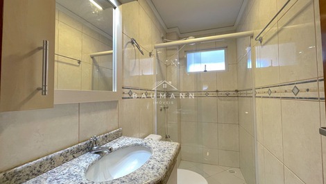 Apartamento na Praia de Bombas, aproximadamente 230 m do mar.