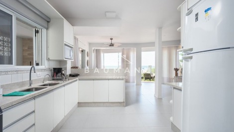 "Vive el Verano en Bombas: ¡Apartamento Disponible para Alquiler!"