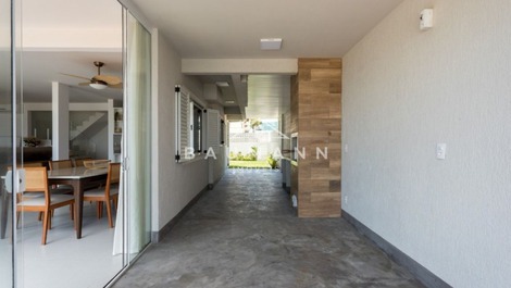 "Vive el Verano en Bombas: ¡Apartamento Disponible para Alquiler!"