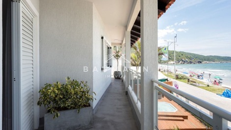 "Vive el Verano en Bombas: ¡Apartamento Disponible para Alquiler!"