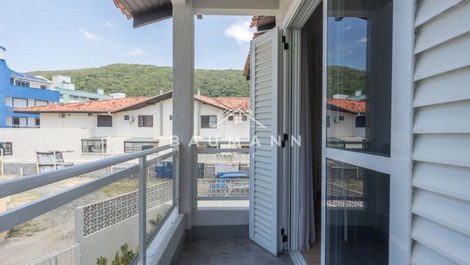 "Vive el Verano en Bombas: ¡Apartamento Disponible para Alquiler!"