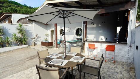 Ampla Casa à 150 mts da praia Enseada, Ubatuba