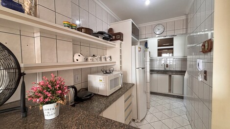 Churrasqueira, Vista e Praia Pertinho: Seu Apê em Bombas!