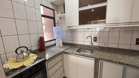 Churrasqueira, Vista e Praia Pertinho: Seu Apê em Bombas!