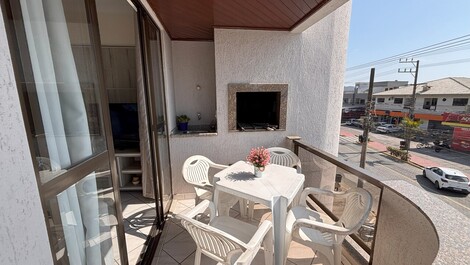 Churrasqueira, Vista e Praia Pertinho: Seu Apê em Bombas!