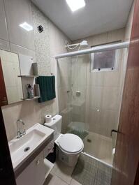 Excelente apartamento con 1 suite + 1 dormitorio con aire acondicionado + 1 dormitorio con ventilador