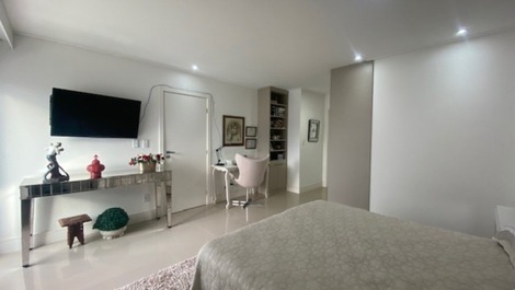 Apartamento ático dúplex en Jurerê con piscina!