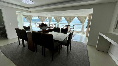 Apartamento de alto standing frente al mar en el centro de Itapema