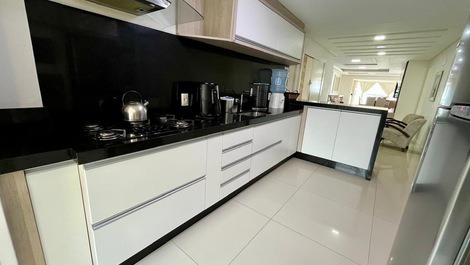 Apartamento Alto Padrão Frente Mar no Centro de Itapema