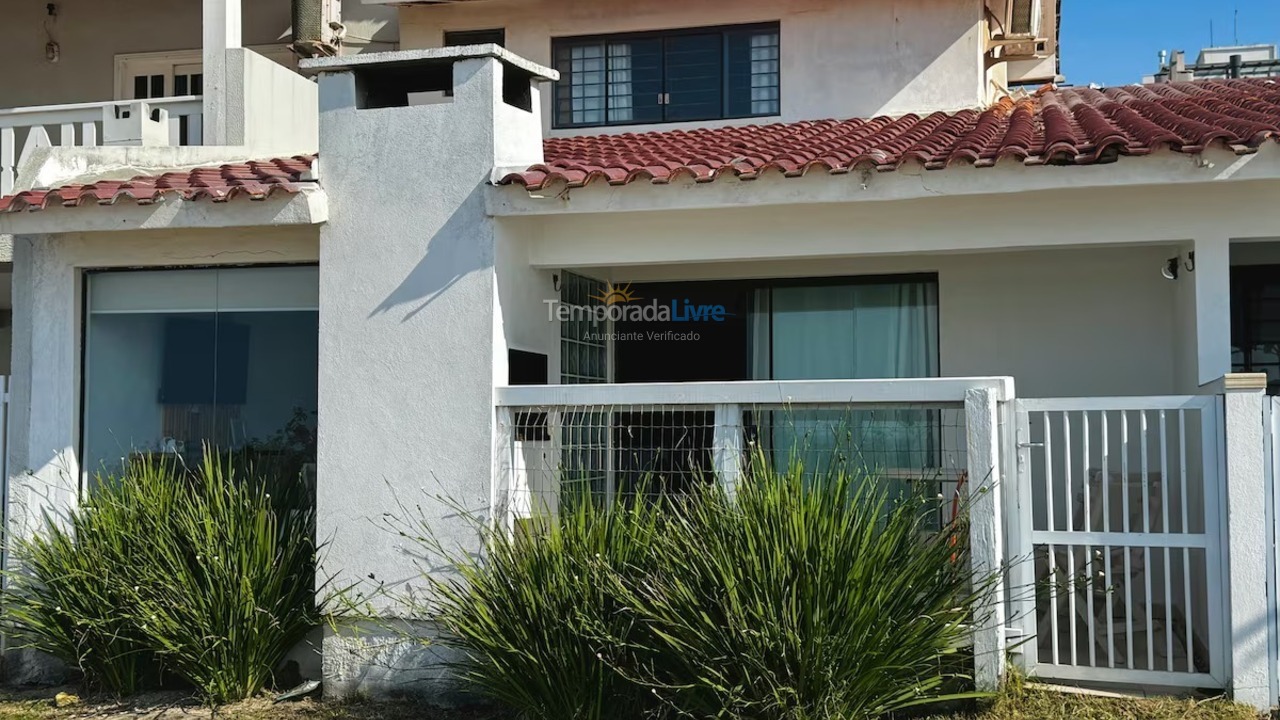 Casa para aluguel de temporada em Bombinhas (Praia de Bombas)