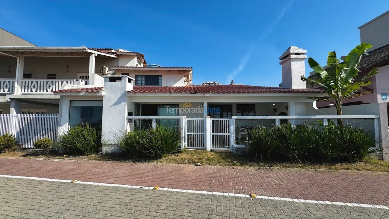 Casa para aluguel de temporada em Bombinhas (Praia de Bombas)