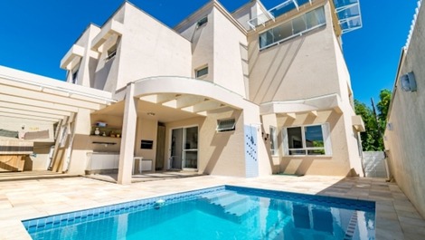 Casa frente mar com piscina na Daniela