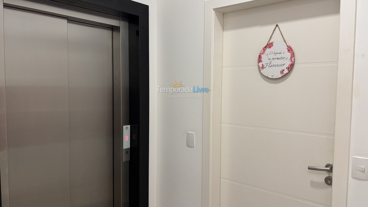 Apartamento para aluguel de temporada em Governador Celso Ramos (Praia de Palmas)