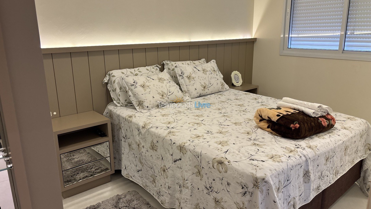 Apartamento para aluguel de temporada em Governador Celso Ramos (Praia de Palmas)