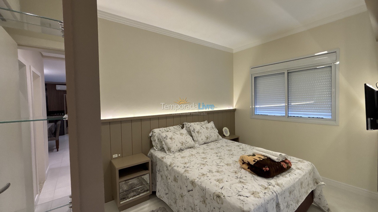 Apartamento para aluguel de temporada em Governador Celso Ramos (Praia de Palmas)