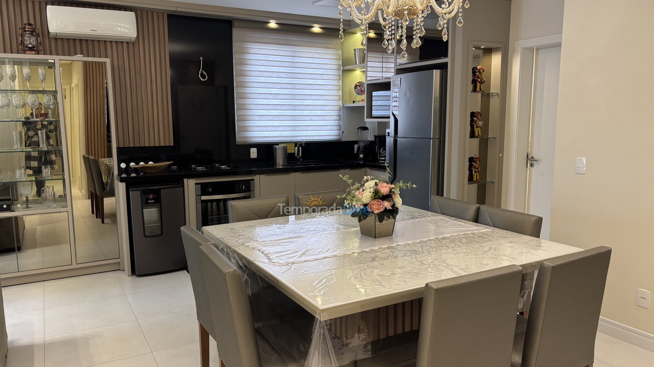 Apartamento para aluguel de temporada em Governador Celso Ramos (Praia de Palmas)