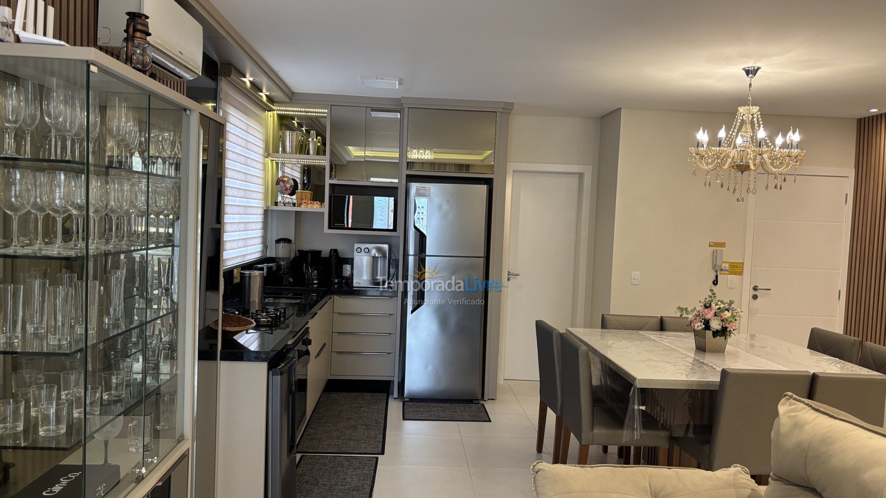 Apartamento para aluguel de temporada em Governador Celso Ramos (Praia de Palmas)