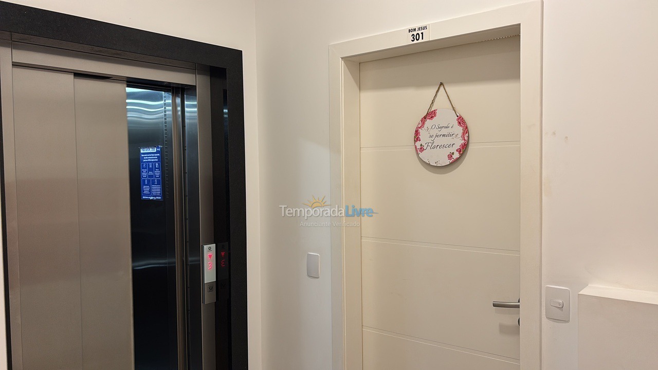 Apartamento para aluguel de temporada em Governador Celso Ramos (Praia de Palmas)