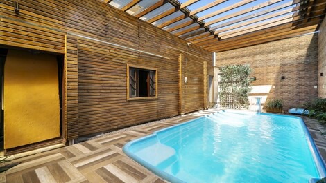 Excellent home for up to 20 people, with swimming pool, ideal for parties.