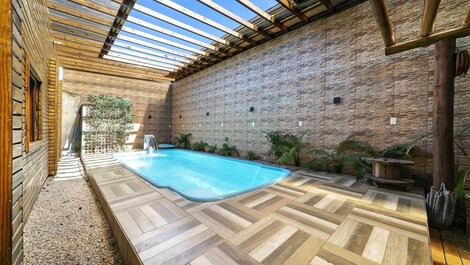 Excellent home for up to 20 people, with swimming pool, ideal for parties.