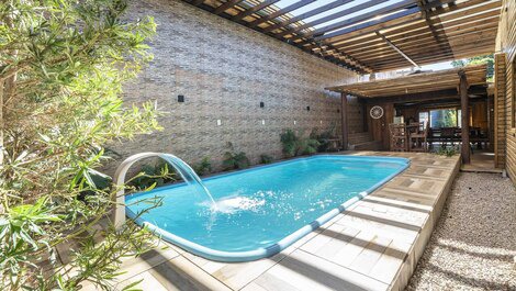 Excellent home for up to 20 people, with swimming pool, ideal for parties.