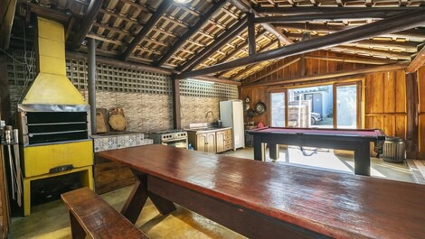 Excellent home for up to 20 people, with swimming pool, ideal for parties.